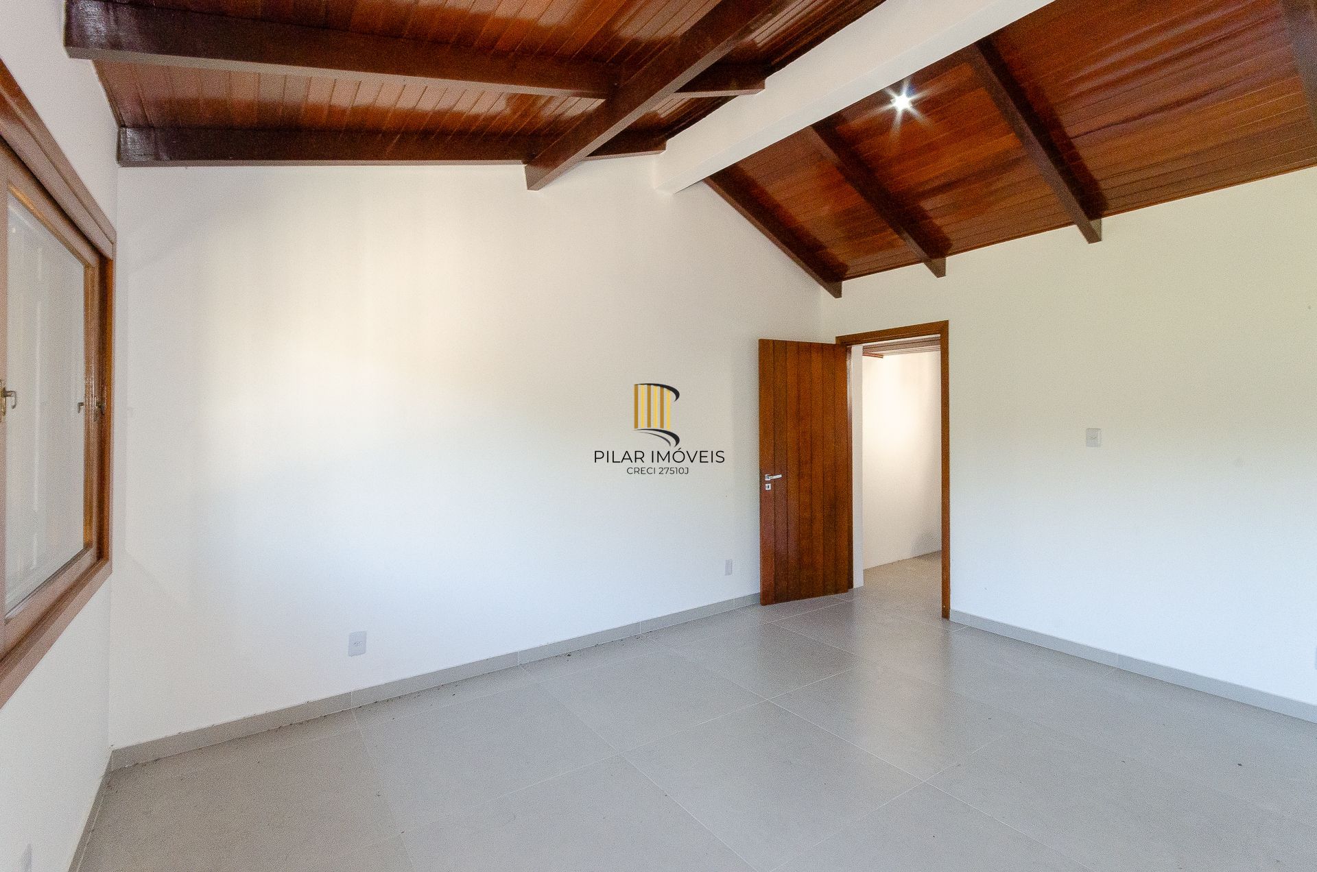 Casa Residencial de 4 Quartos à Venda em Porto Alegre, RS