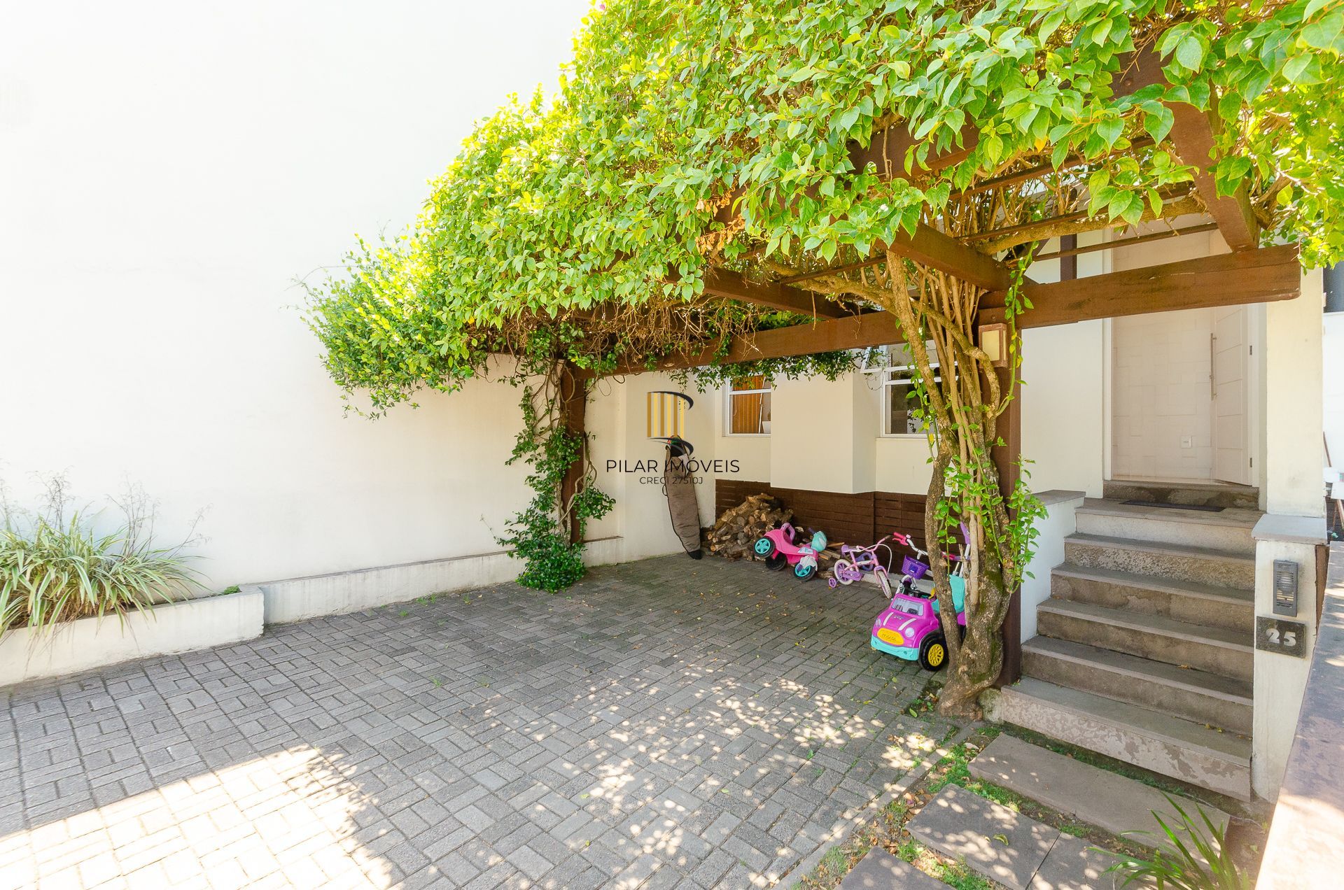 Casa de Condomínio em Porto Alegre, RS - Casa com 3 Suítes Plenas