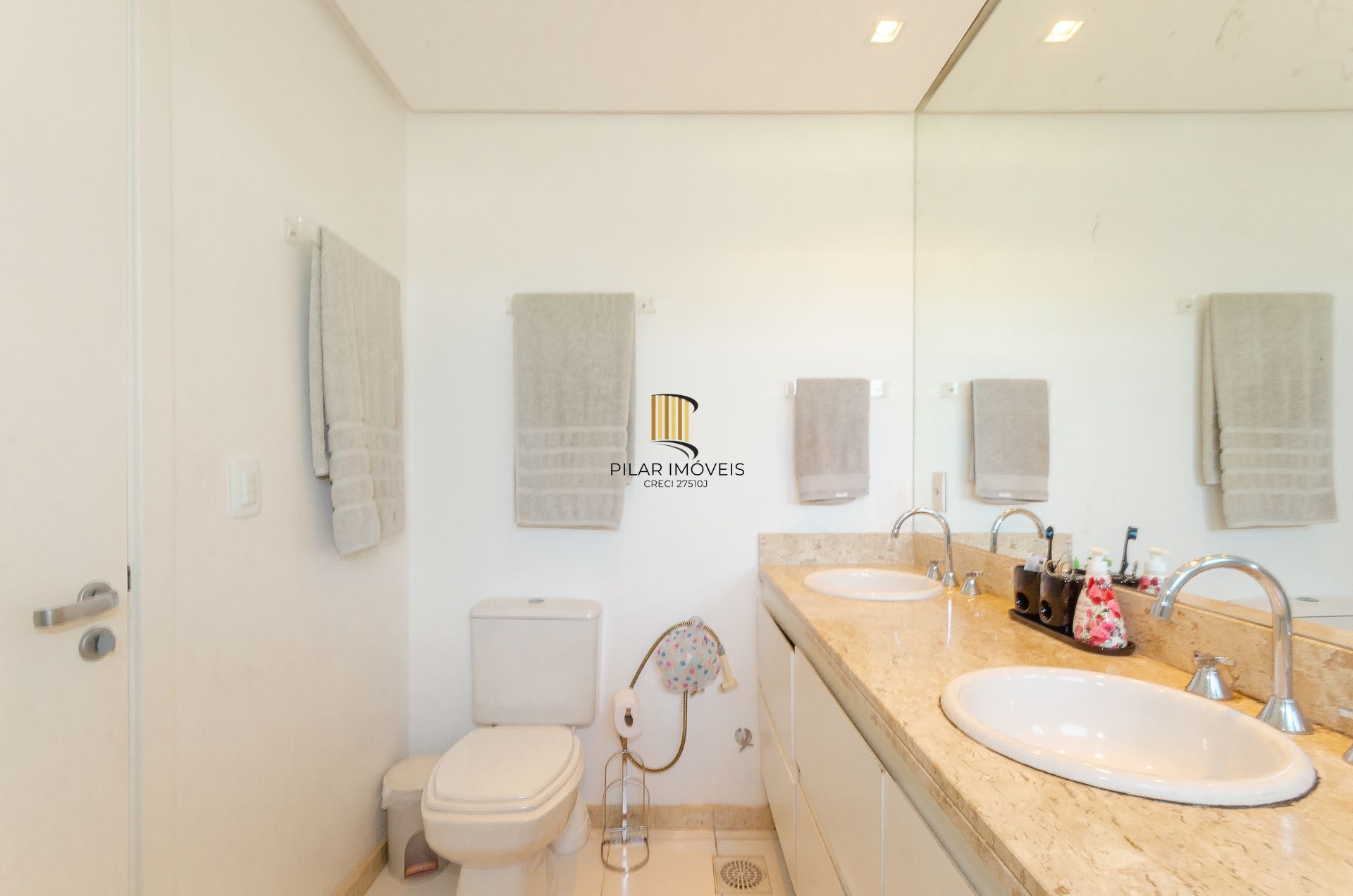 Casa de Condomínio em Porto Alegre, RS - Casa com 3 Suítes Plenas