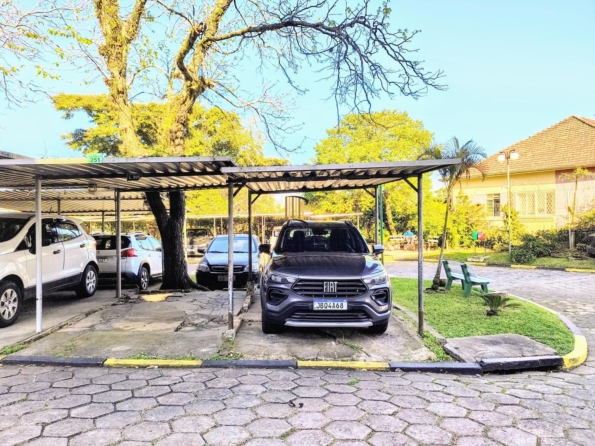 Apartamento 2 dormitórios com 2 vagas no bairro Nonoai