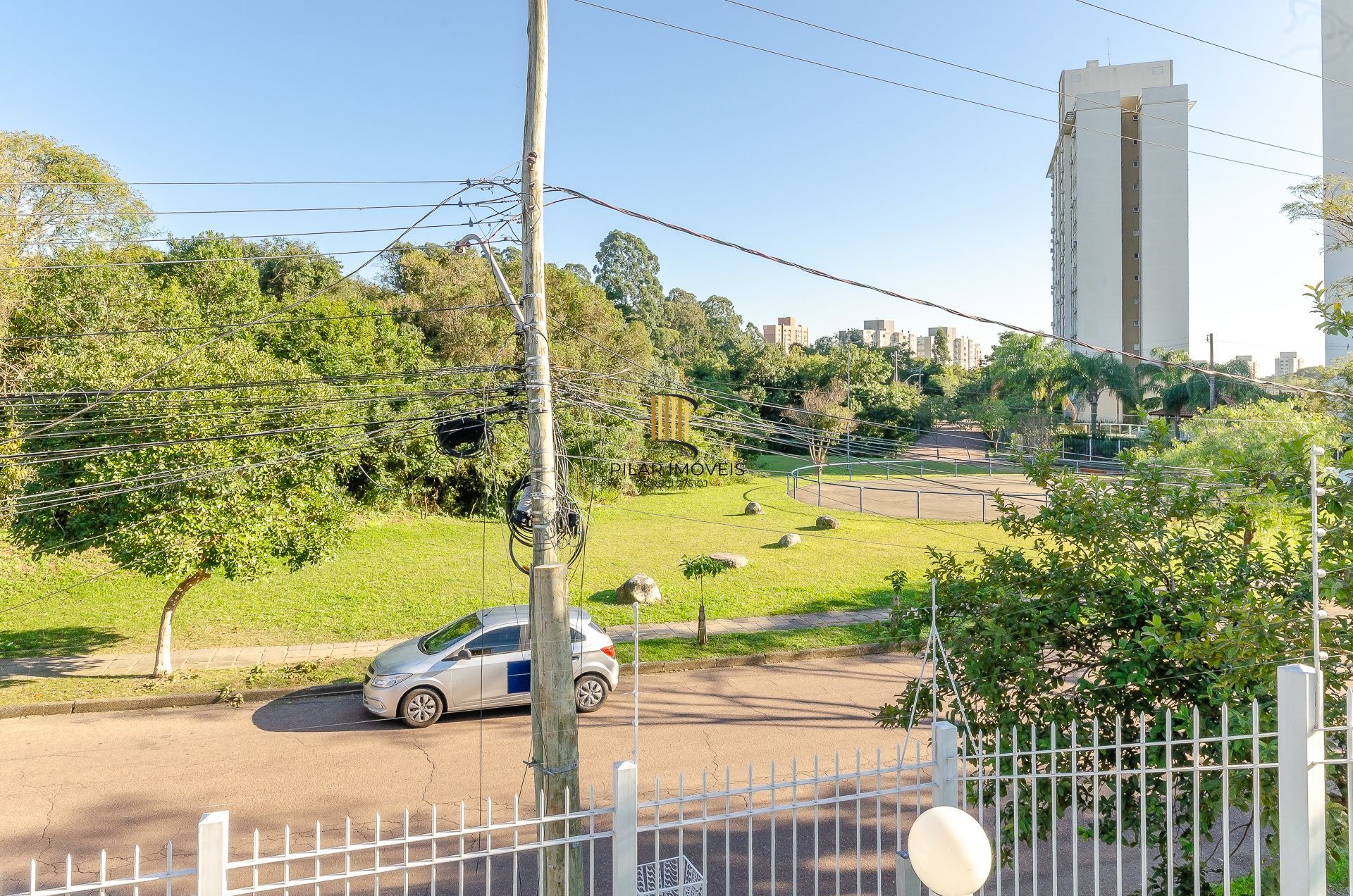 Casa Residencial de 4 Quartos à Venda em Porto Alegre, RS