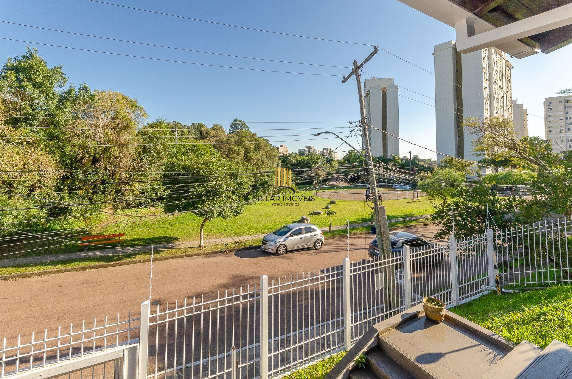 Casa Residencial de 4 Quartos à Venda em Porto Alegre, RS