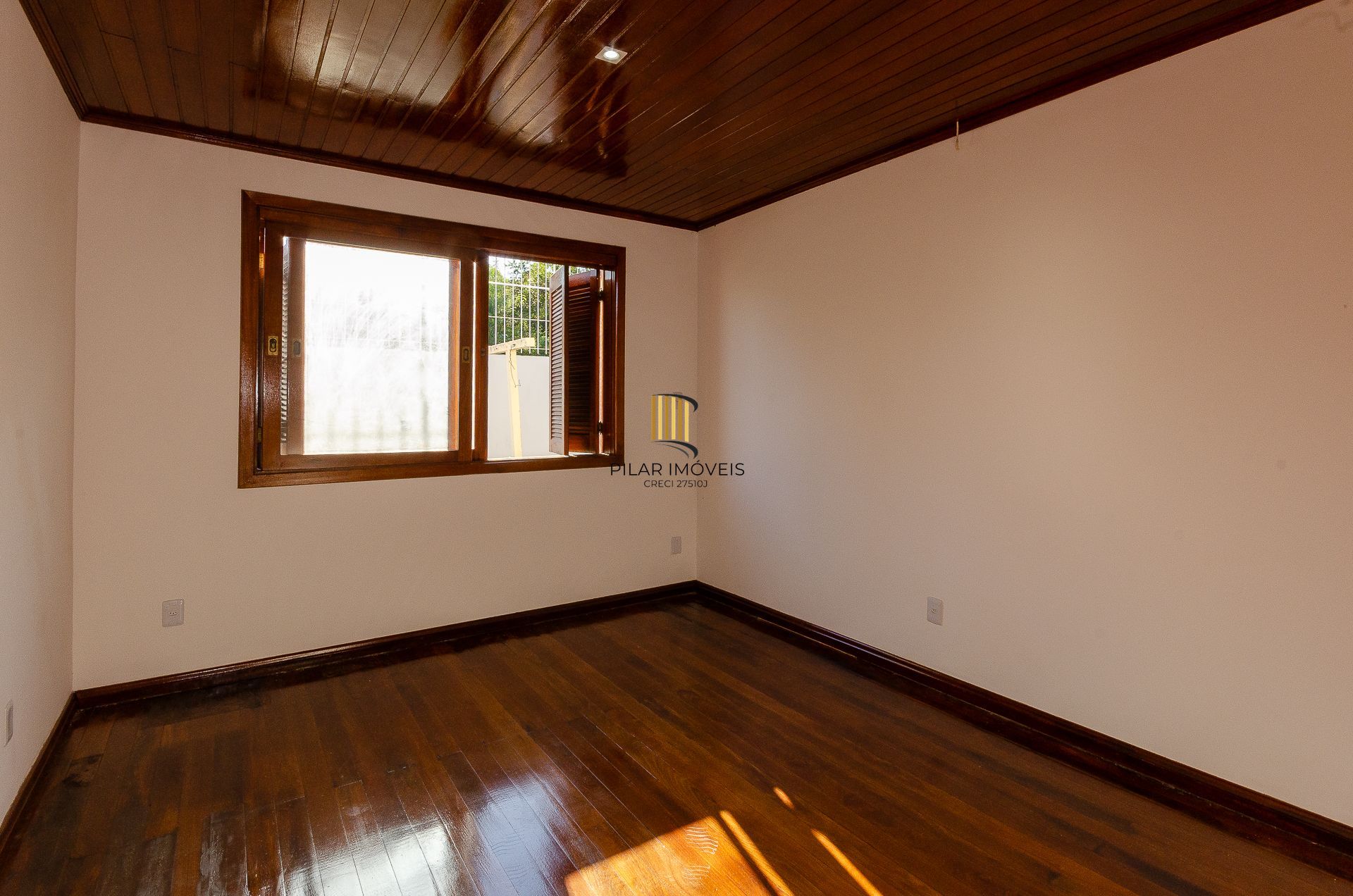 Casa Residencial de 4 Quartos à Venda em Porto Alegre, RS