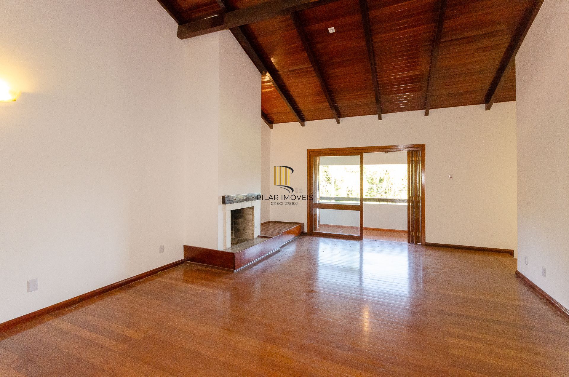 Casa Residencial de 4 Quartos à Venda em Porto Alegre, RS