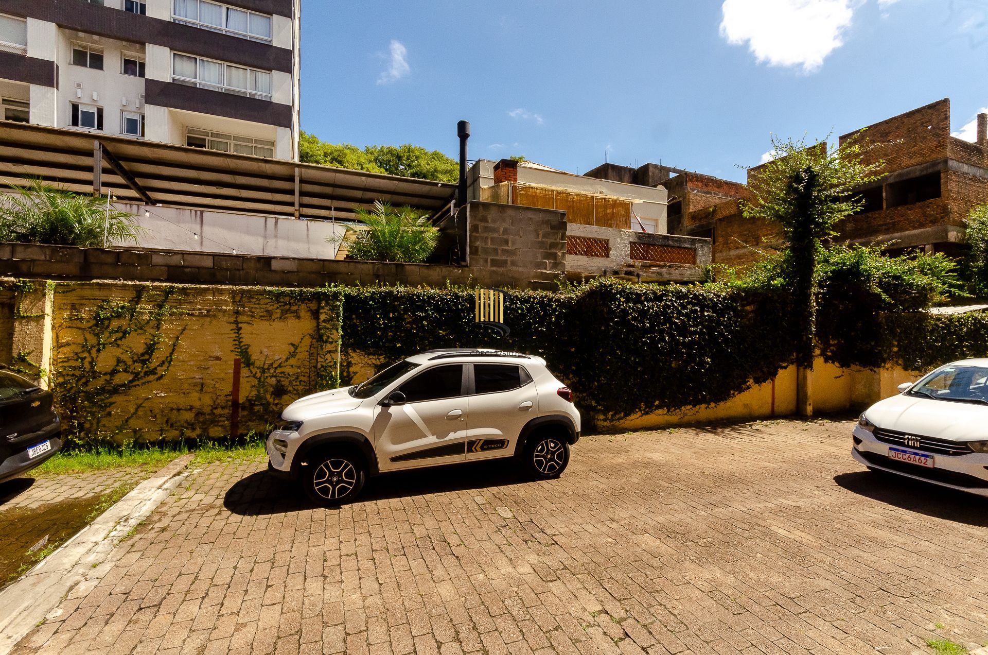 Edifício Dom Fernando Apartamento com 2 dormitórios com pátio e vaga de garagem no Partenon