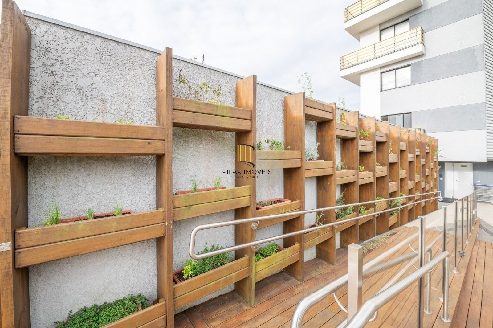 Yellow residence Apartamento de 2 Dormitórios Semimobiliado com 2 Vagas Próximo a Pucrs