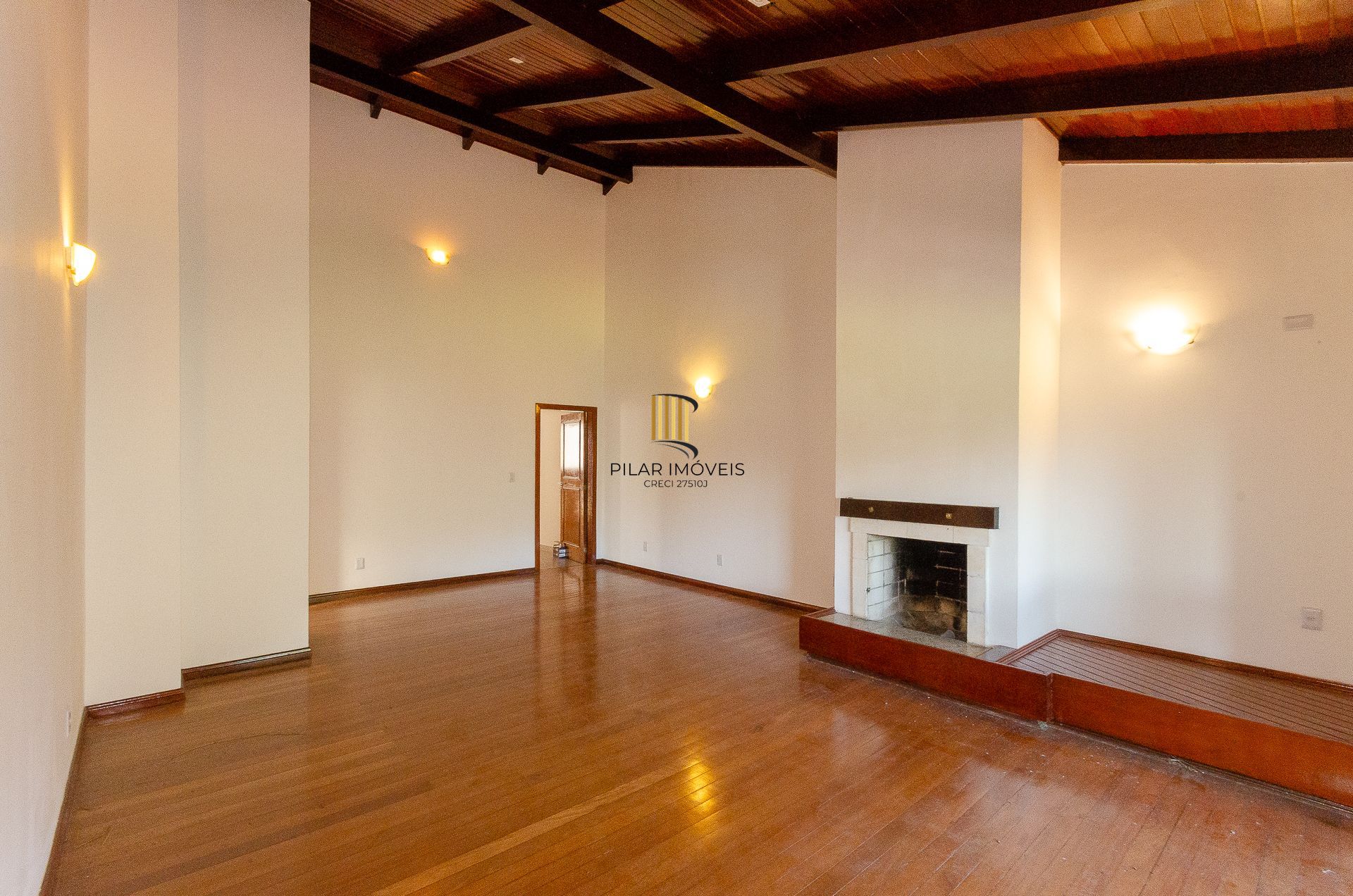 Casa Residencial de 4 Quartos à Venda em Porto Alegre, RS