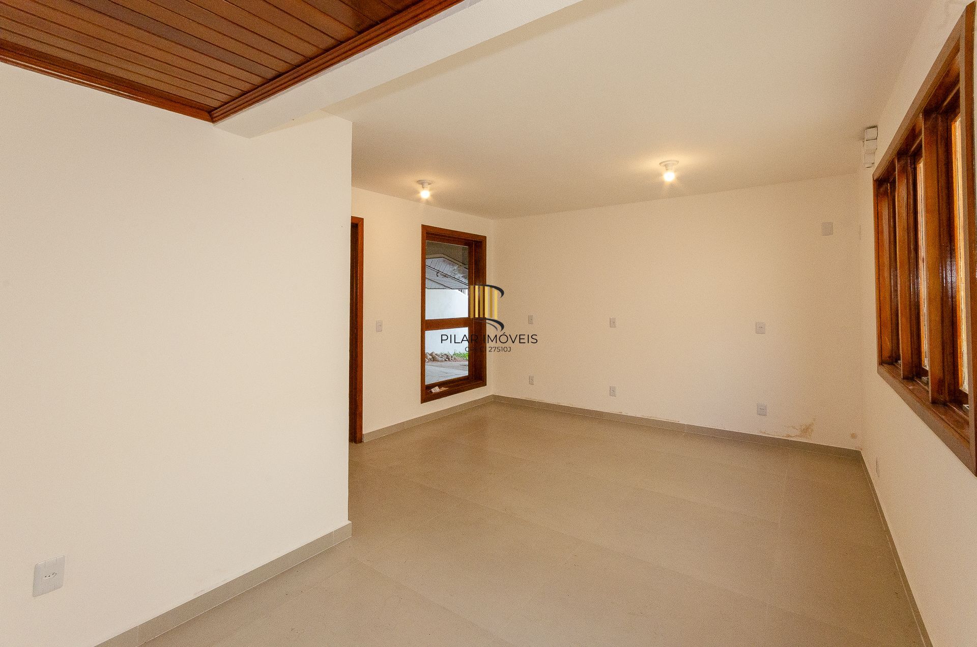 Casa Residencial de 4 Quartos à Venda em Porto Alegre, RS
