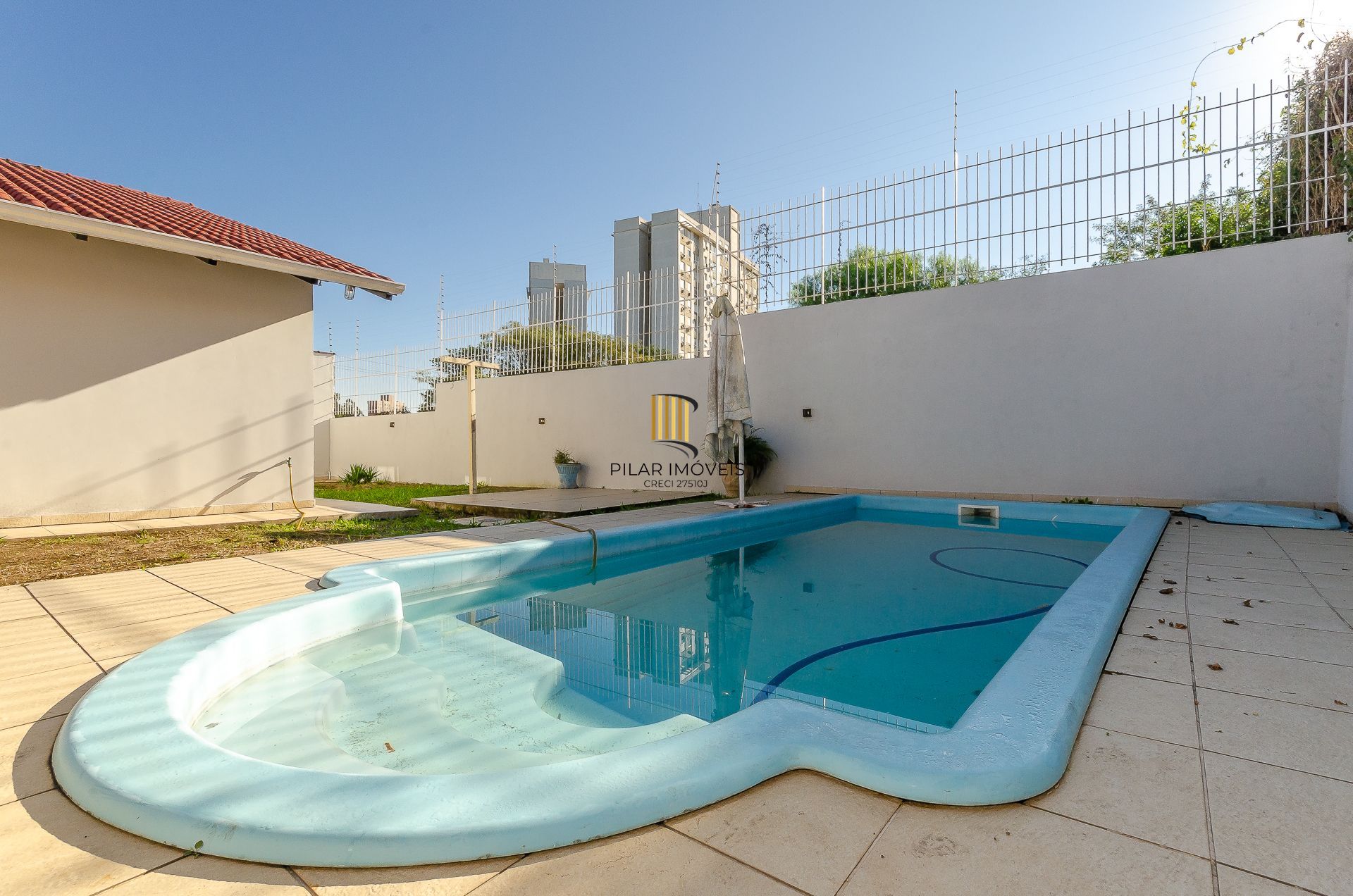 Casa Residencial de 4 Quartos à Venda em Porto Alegre, RS