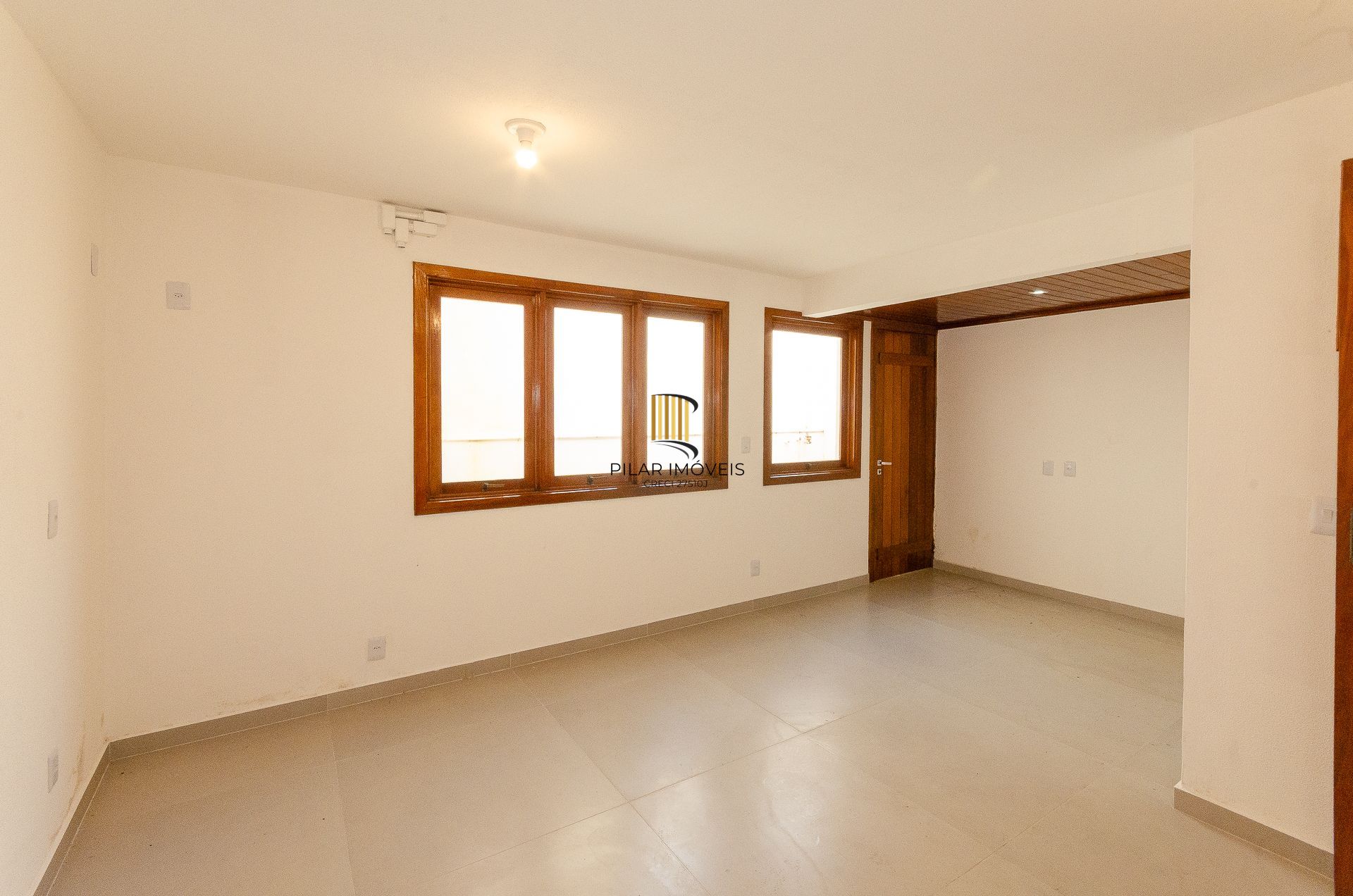 Casa Residencial de 4 Quartos à Venda em Porto Alegre, RS