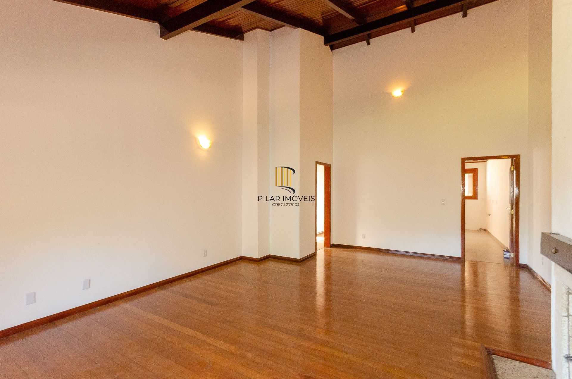 Casa Residencial de 4 Quartos à Venda em Porto Alegre, RS