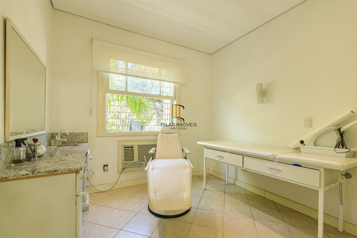 Casa 4 dormitórios Petrópolis