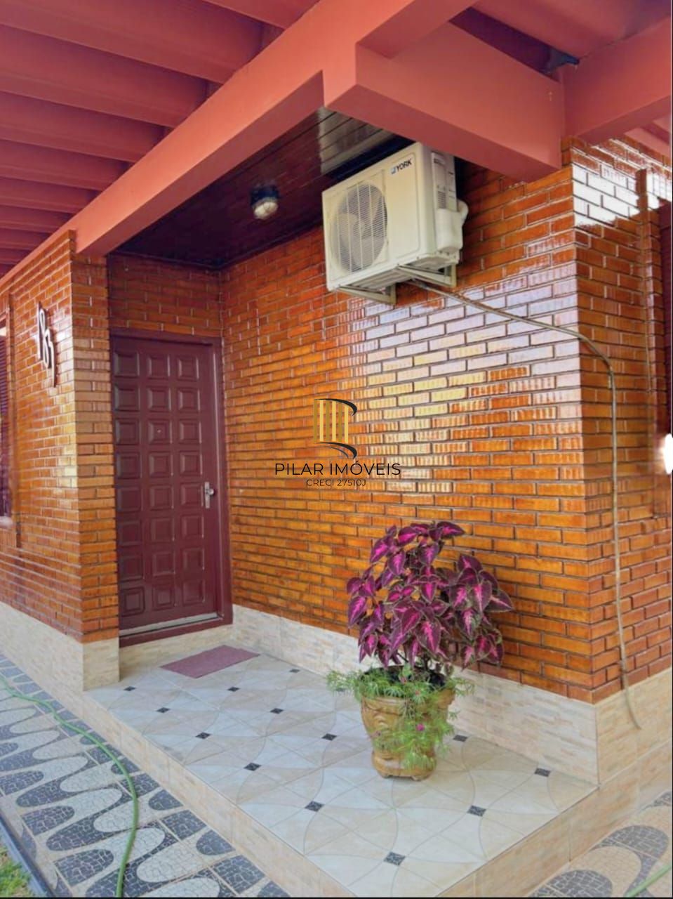 Casa a venda com 3 dormitórios no Centro de Guaíba.