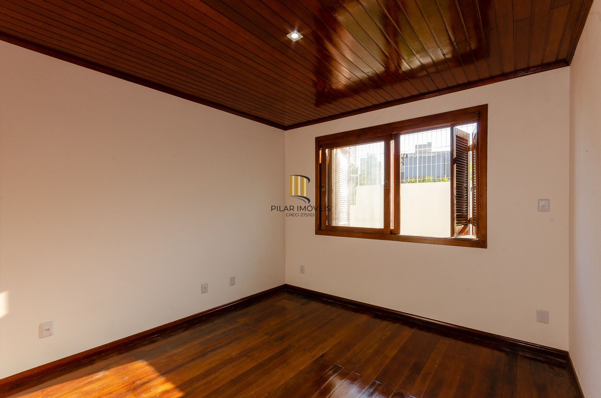 Casa Residencial de 4 Quartos à Venda em Porto Alegre, RS