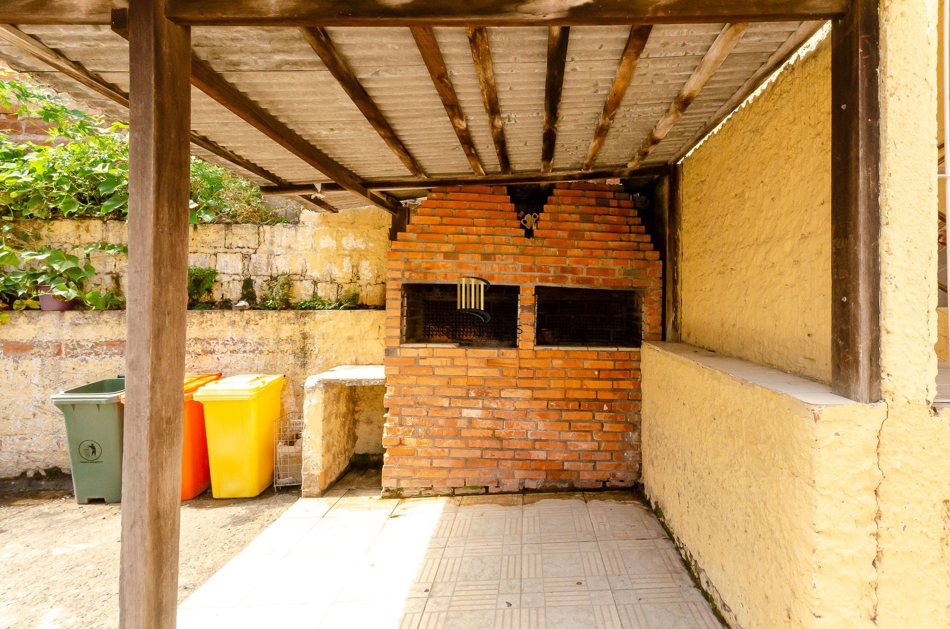 Edifício Dom Fernando Apartamento com 2 dormitórios com pátio e vaga de garagem no Partenon