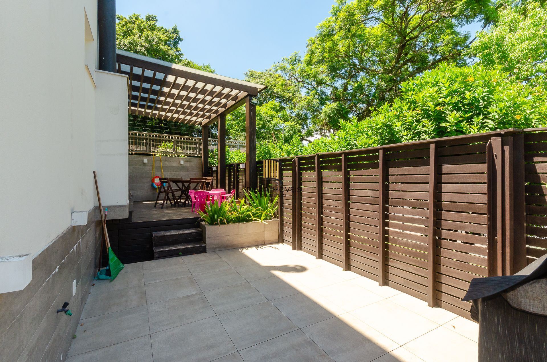 Casa de Condomínio em Porto Alegre, RS - Casa com 3 Suítes Plenas