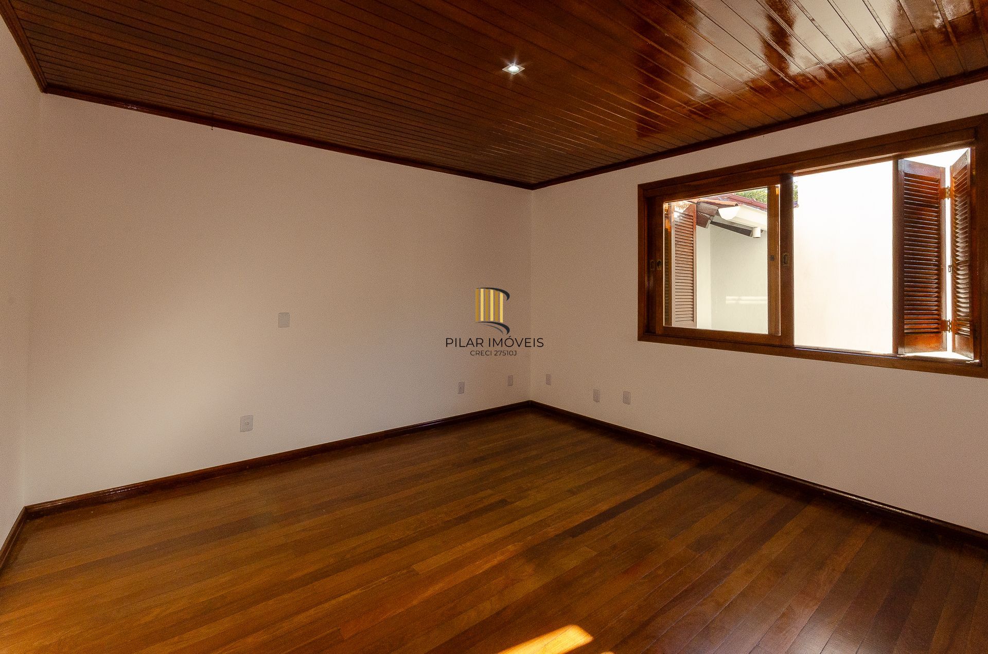 Casa Residencial de 4 Quartos à Venda em Porto Alegre, RS