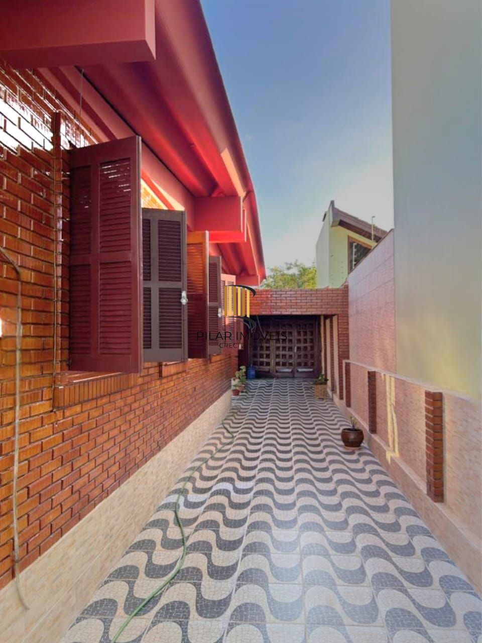 Casa a venda com 3 dormitórios no Centro de Guaíba.