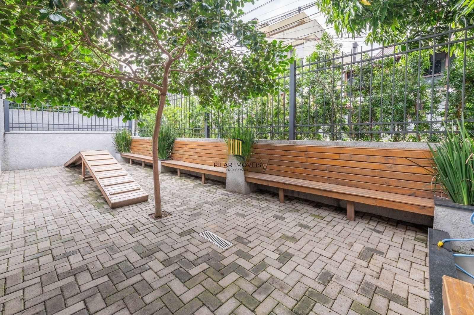 Yellow residence Apartamento de 2 Dormitórios Semimobiliado com 2 Vagas Próximo a Pucrs