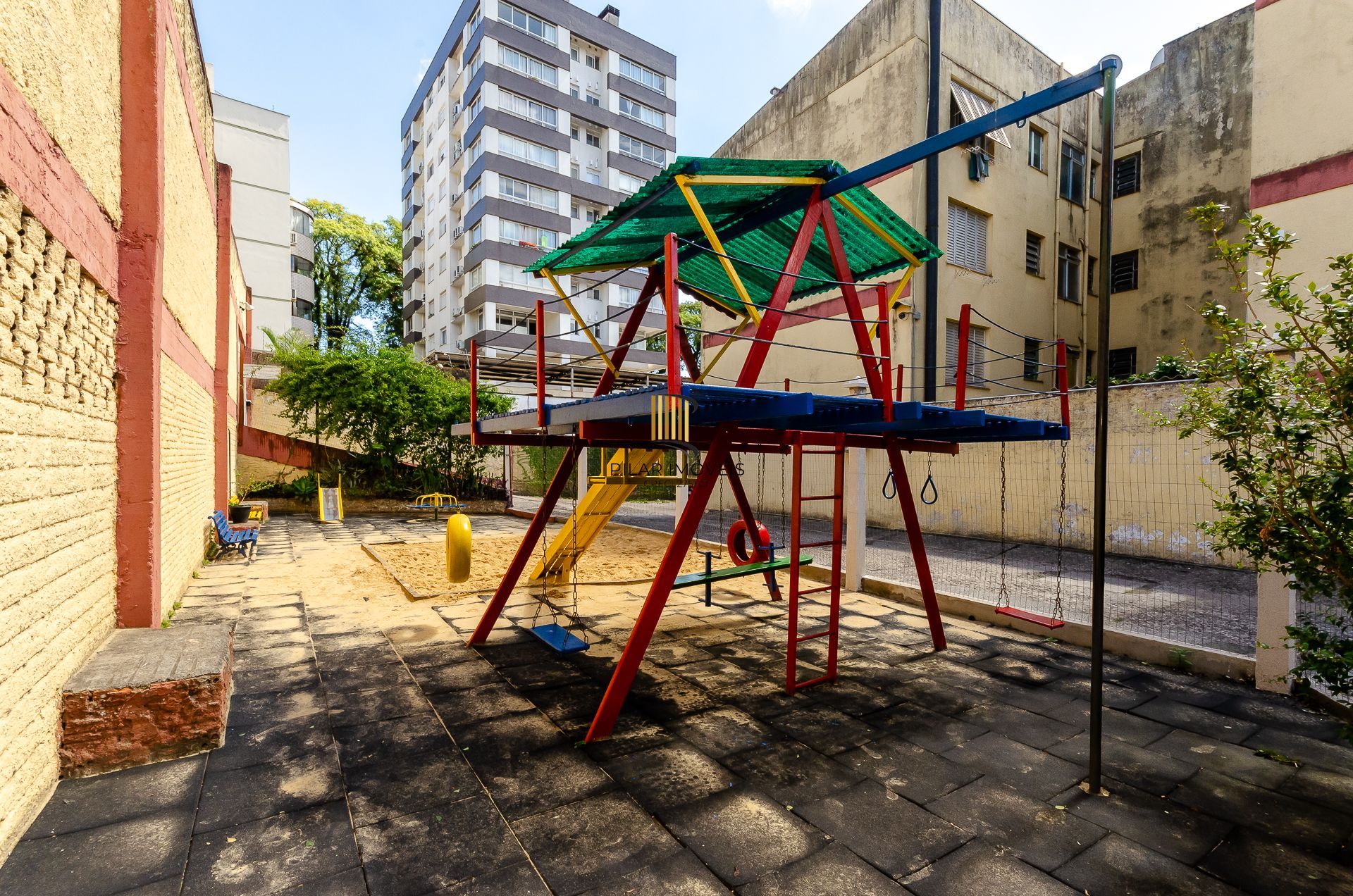 Edifício Dom Fernando Apartamento com 2 dormitórios com pátio e vaga de garagem no Partenon