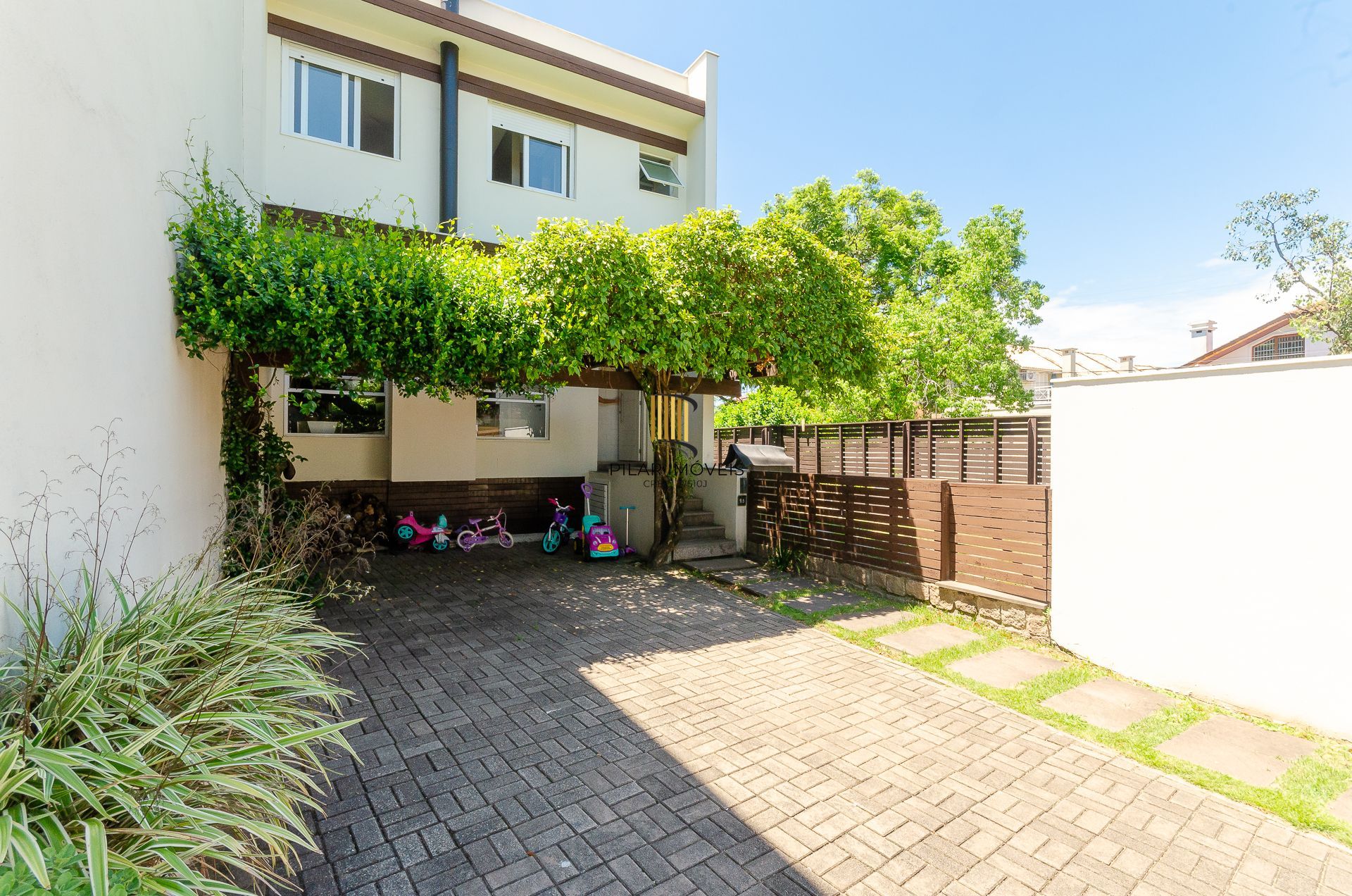 Casa de Condomínio em Porto Alegre, RS - Casa com 3 Suítes Plenas