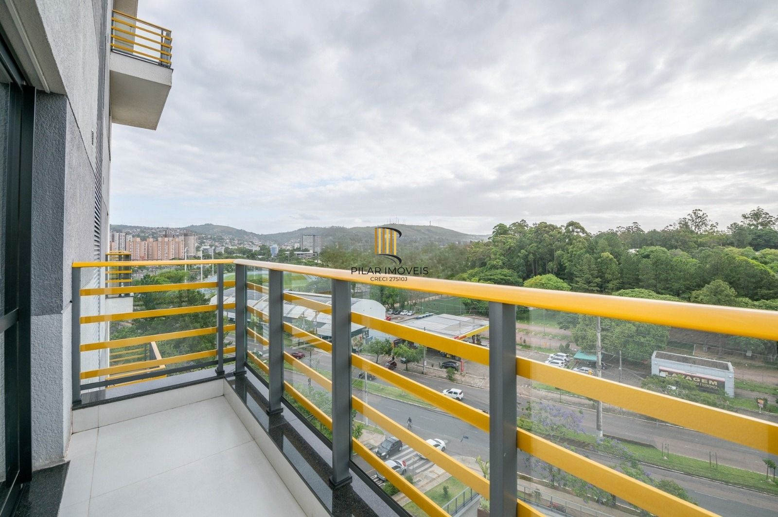 Yellow residence Apartamento de 2 Dormitórios Semimobiliado com 2 Vagas Próximo a Pucrs