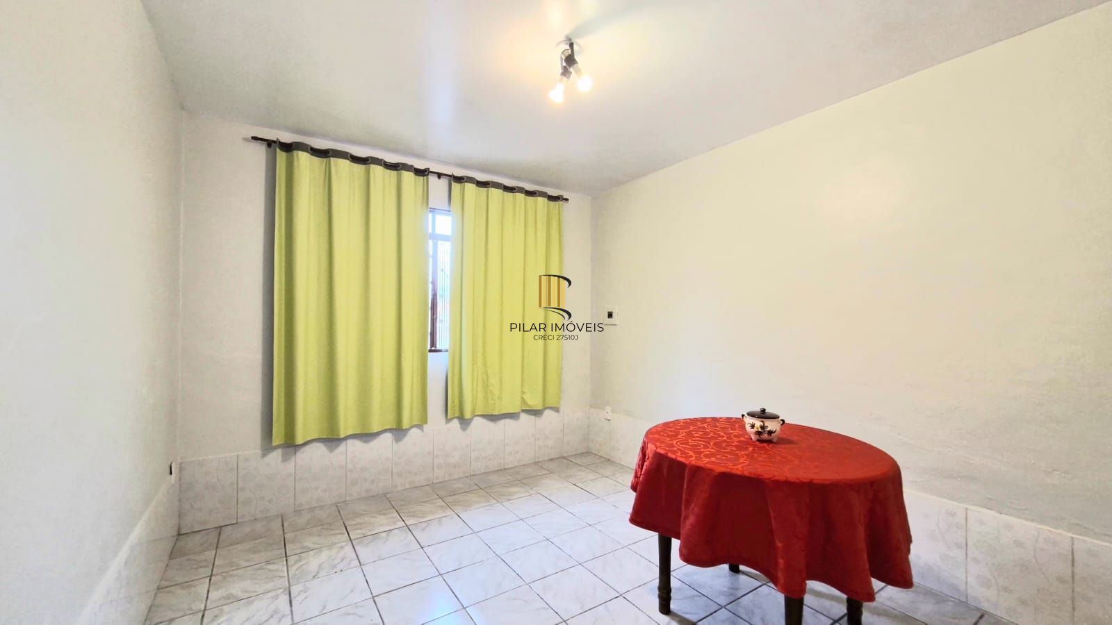 Casa a venda com 3 dormitórios no Centro de Guaíba.