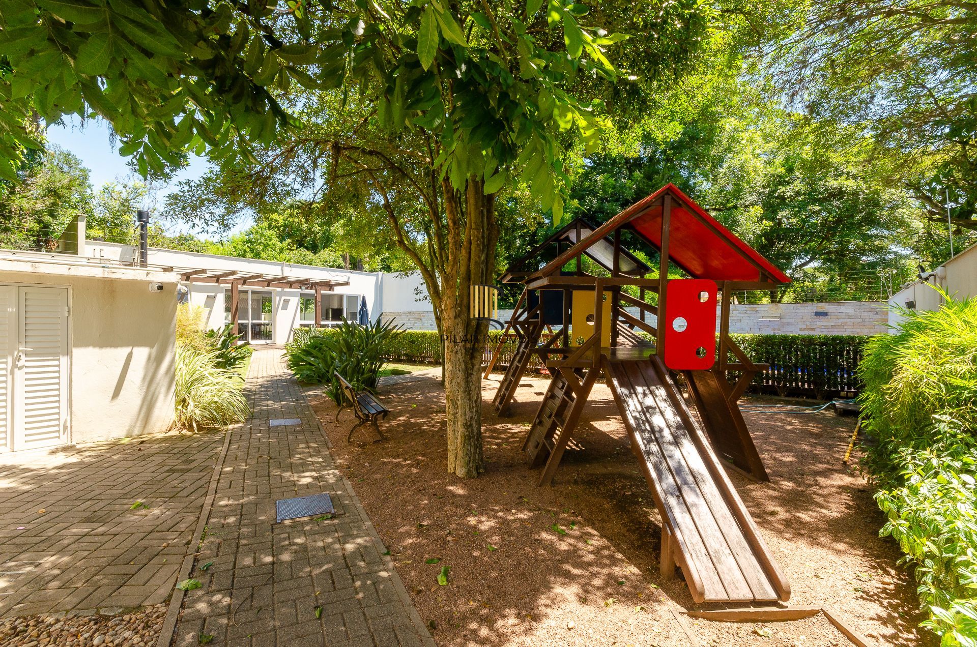 Casa de Condomínio em Porto Alegre, RS - Casa com 3 Suítes Plenas