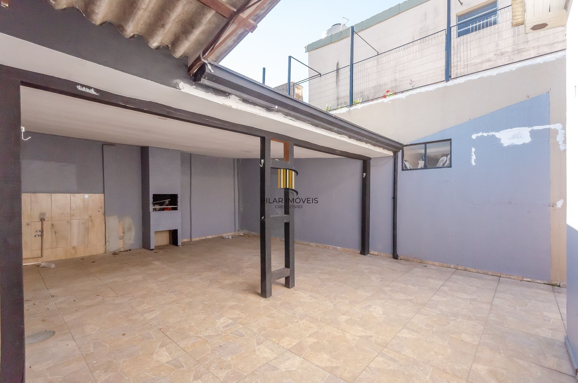 Casa a venda no bairro São José com 3 dormitórios e amplo pátio