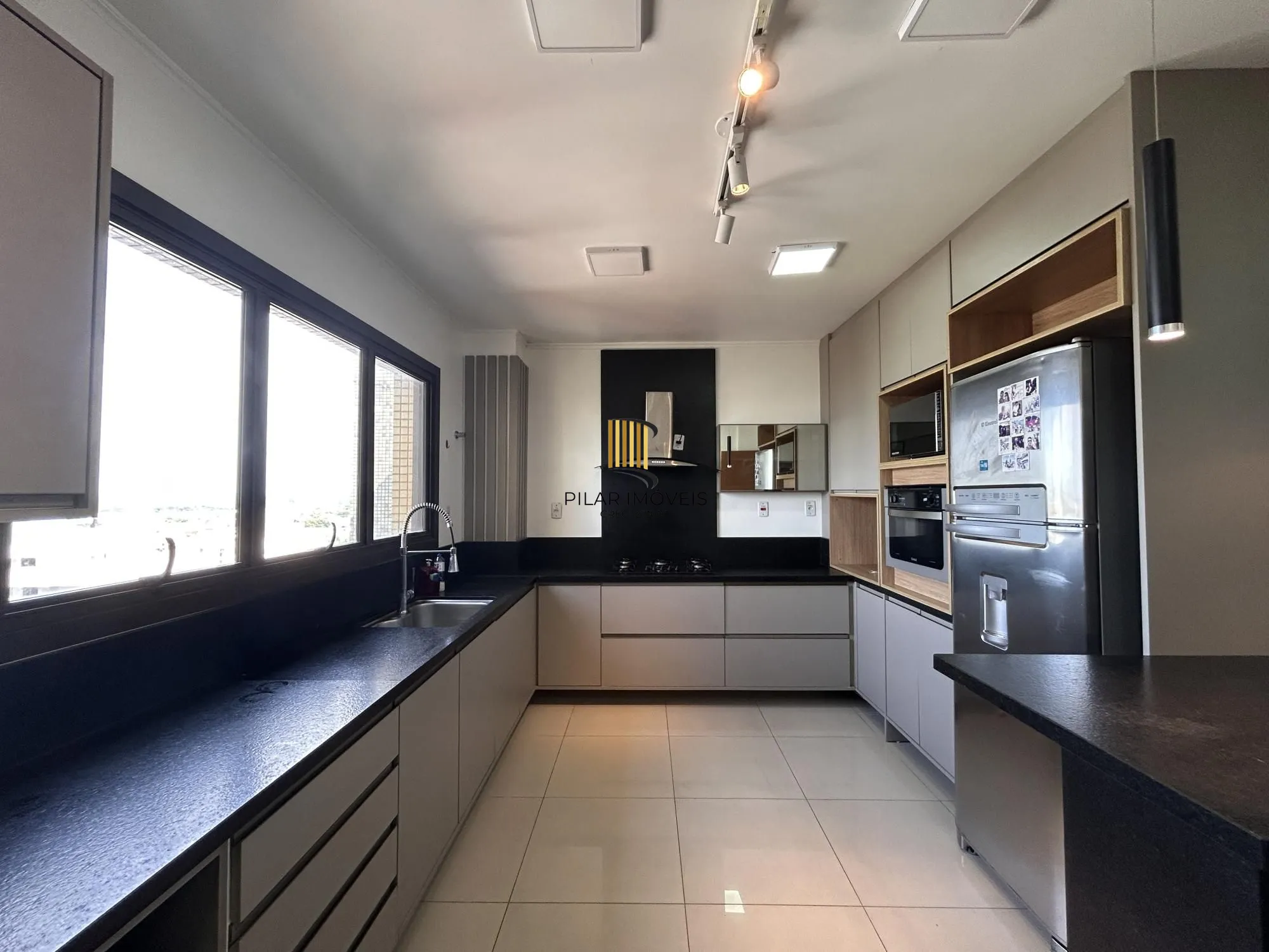 Cobertura Duplex à venda / aluguel (R$11.900,00 + taxas) no Centro de Canoas com piscina