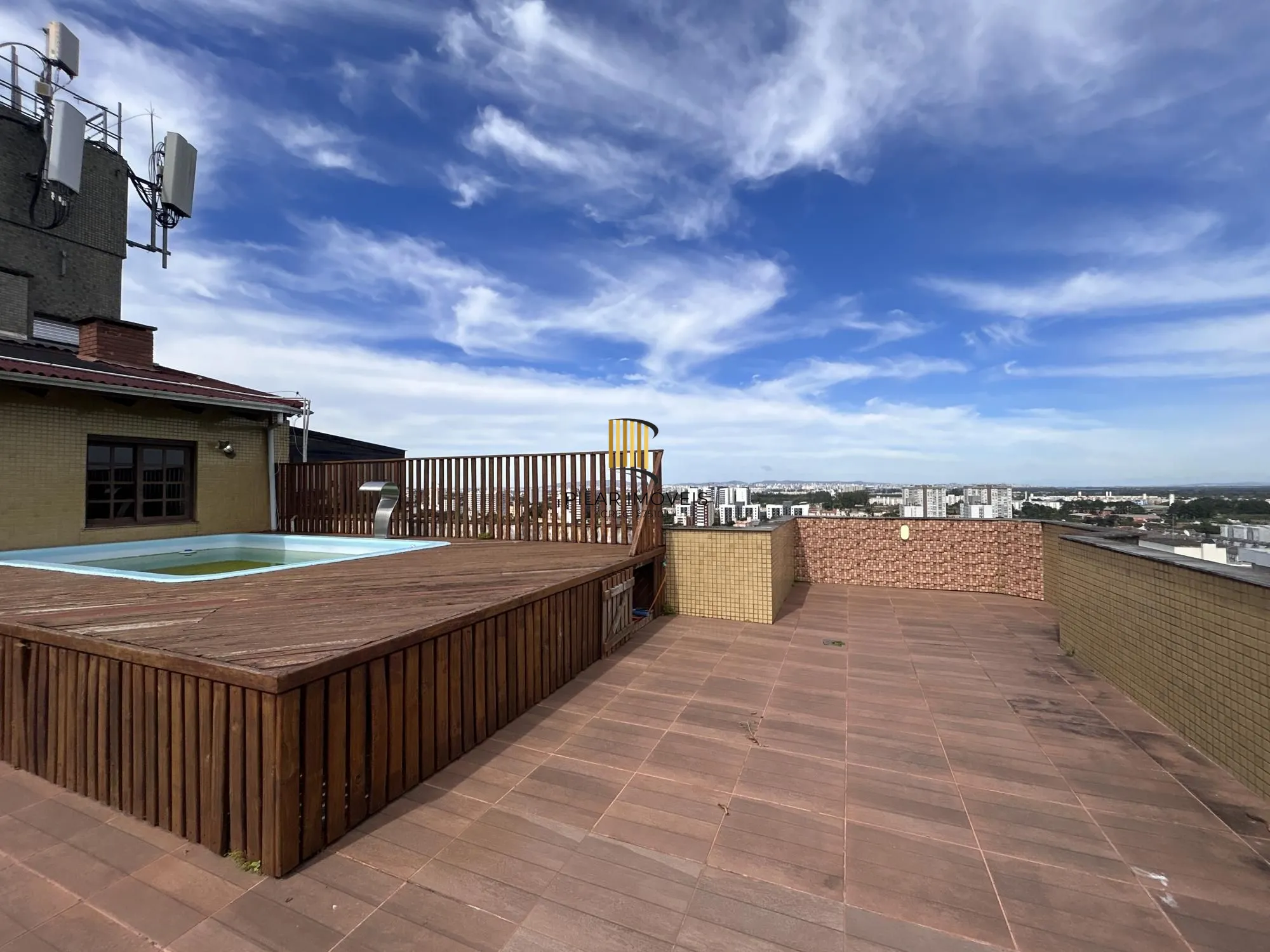 Cobertura Duplex à venda / aluguel (R$11.900,00 + taxas) no Centro de Canoas com piscina