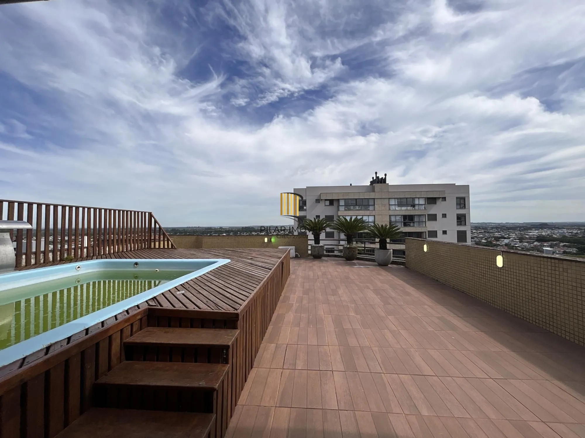 Cobertura Duplex à venda / aluguel (R$11.900,00 + taxas) no Centro de Canoas com piscina