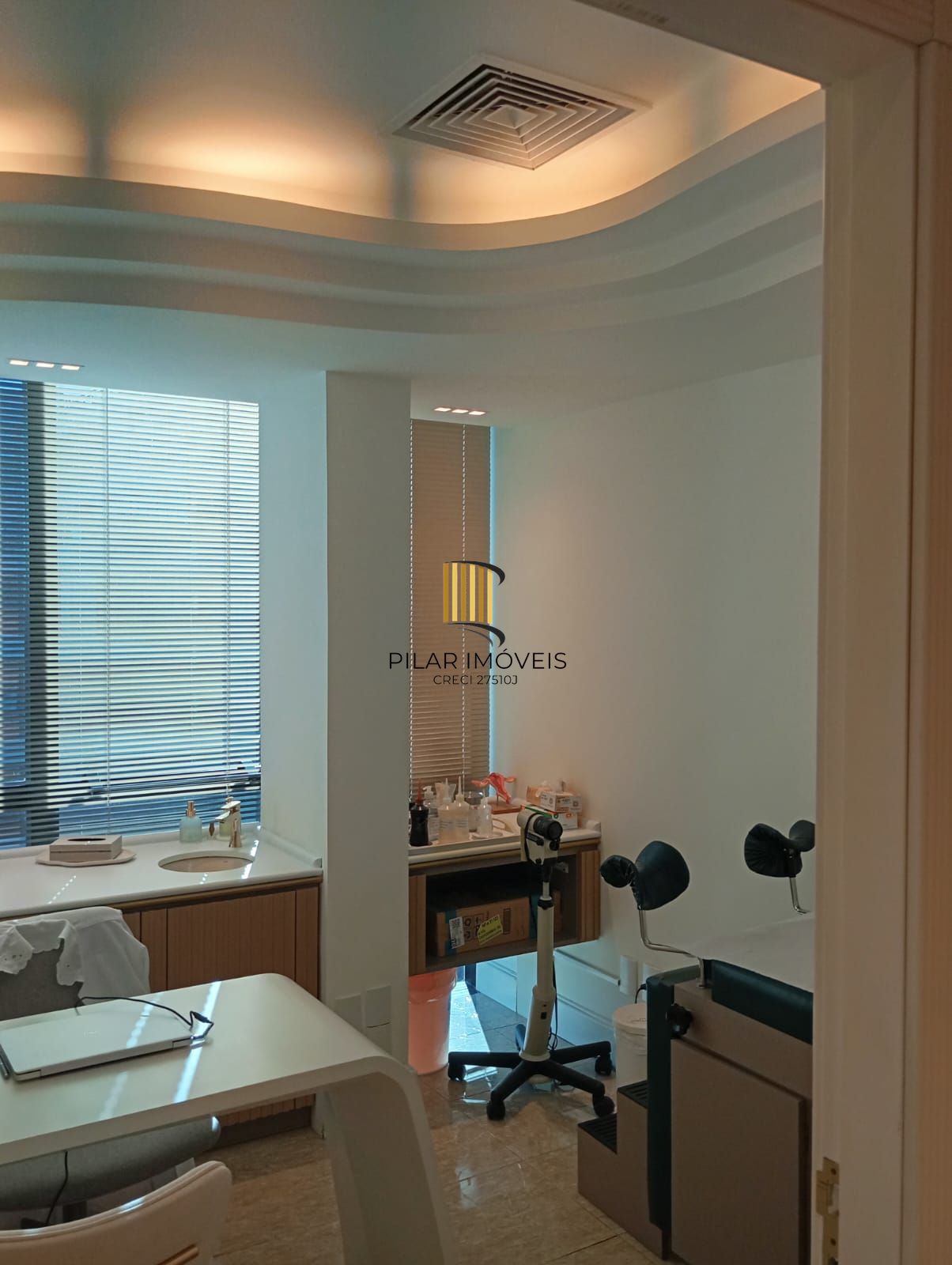 CLÍNICA DECORADA COM VISTA PARA O GUAÍBA