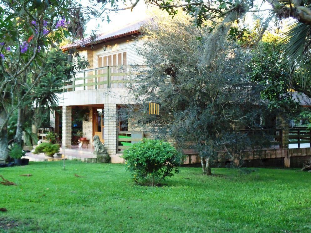 Espetacular Sitio com Tres Casas sendo uma de 500m2 de tijolos a vista e duas de madeira todas com 3 dormitorios garagem para 8 veiculos