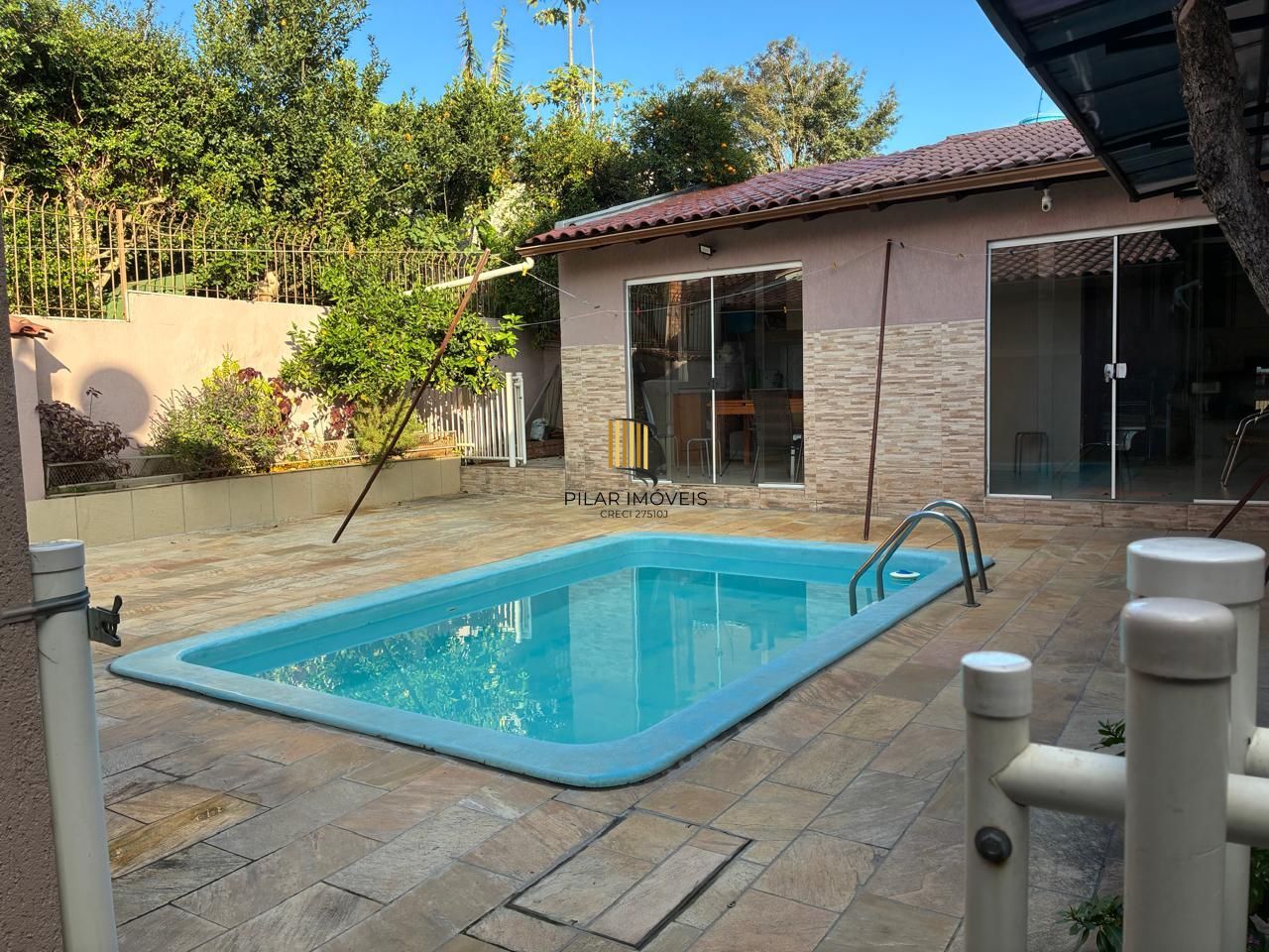RESIDENCIA NO PARQUE SANTA FÉ RECENTEMENTE REFORMADA COM TRES DORMITORIOS, ESCRITORIO, SALÃO DE FESTAS, PISCINA, CHURRASQUEIRA.