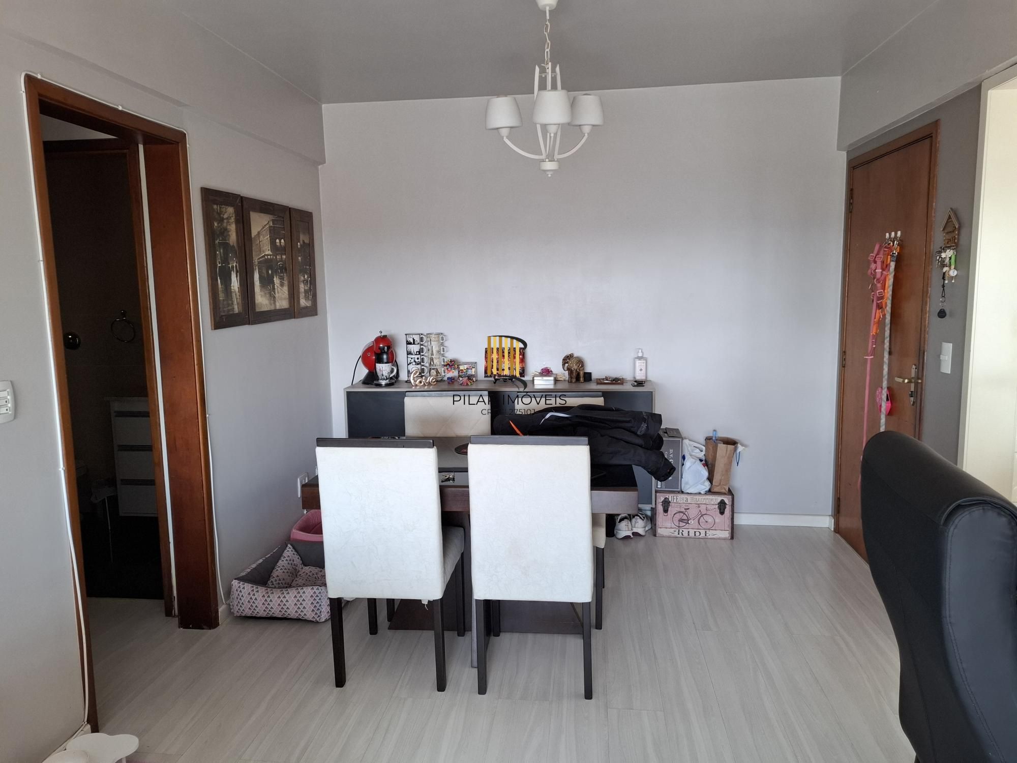 Apartamento amplo de 1 dormitório, 1 vaga, churrasqueira e área de serviço separada.