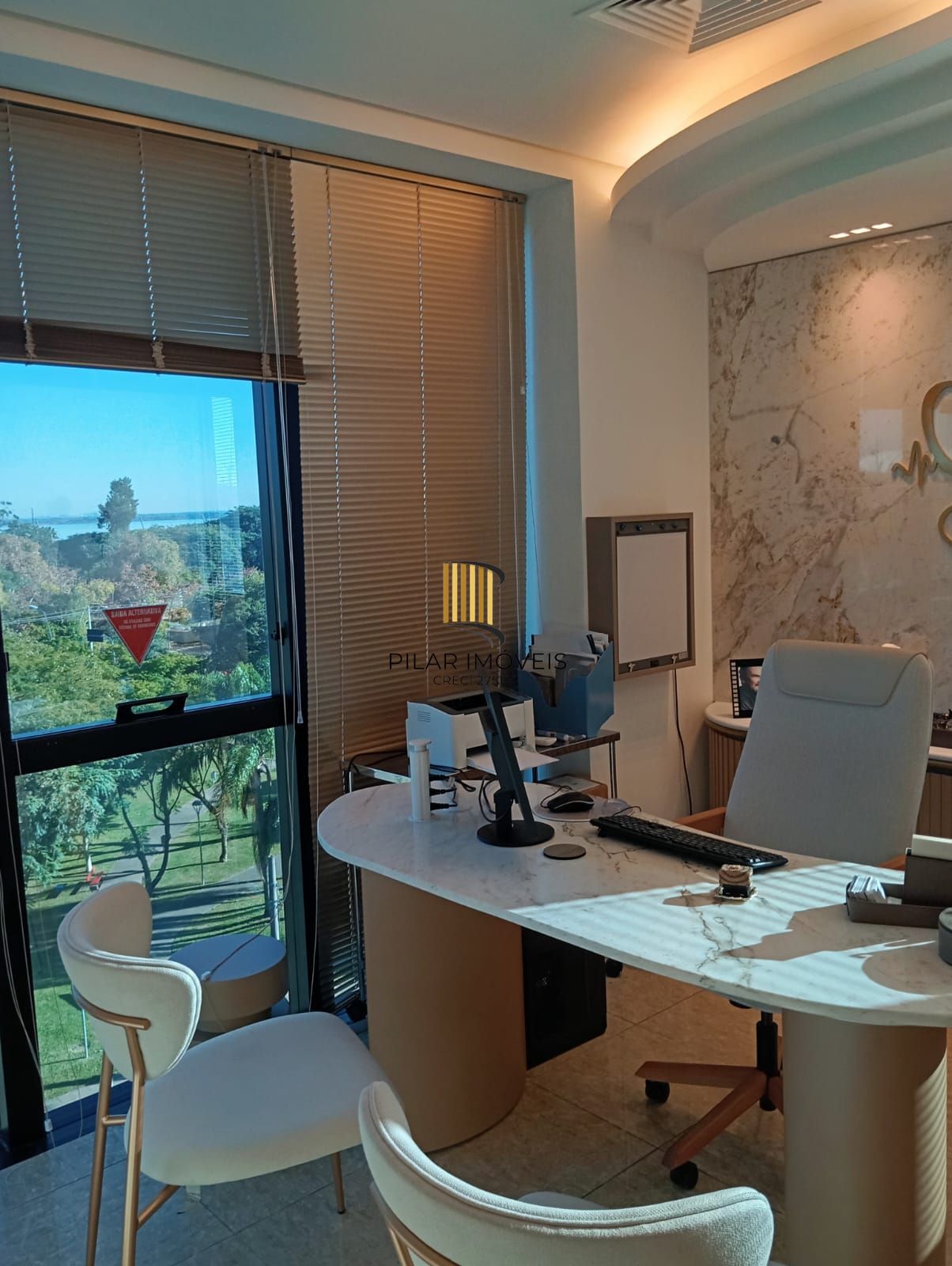 CLÍNICA DECORADA COM VISTA PARA O GUAÍBA