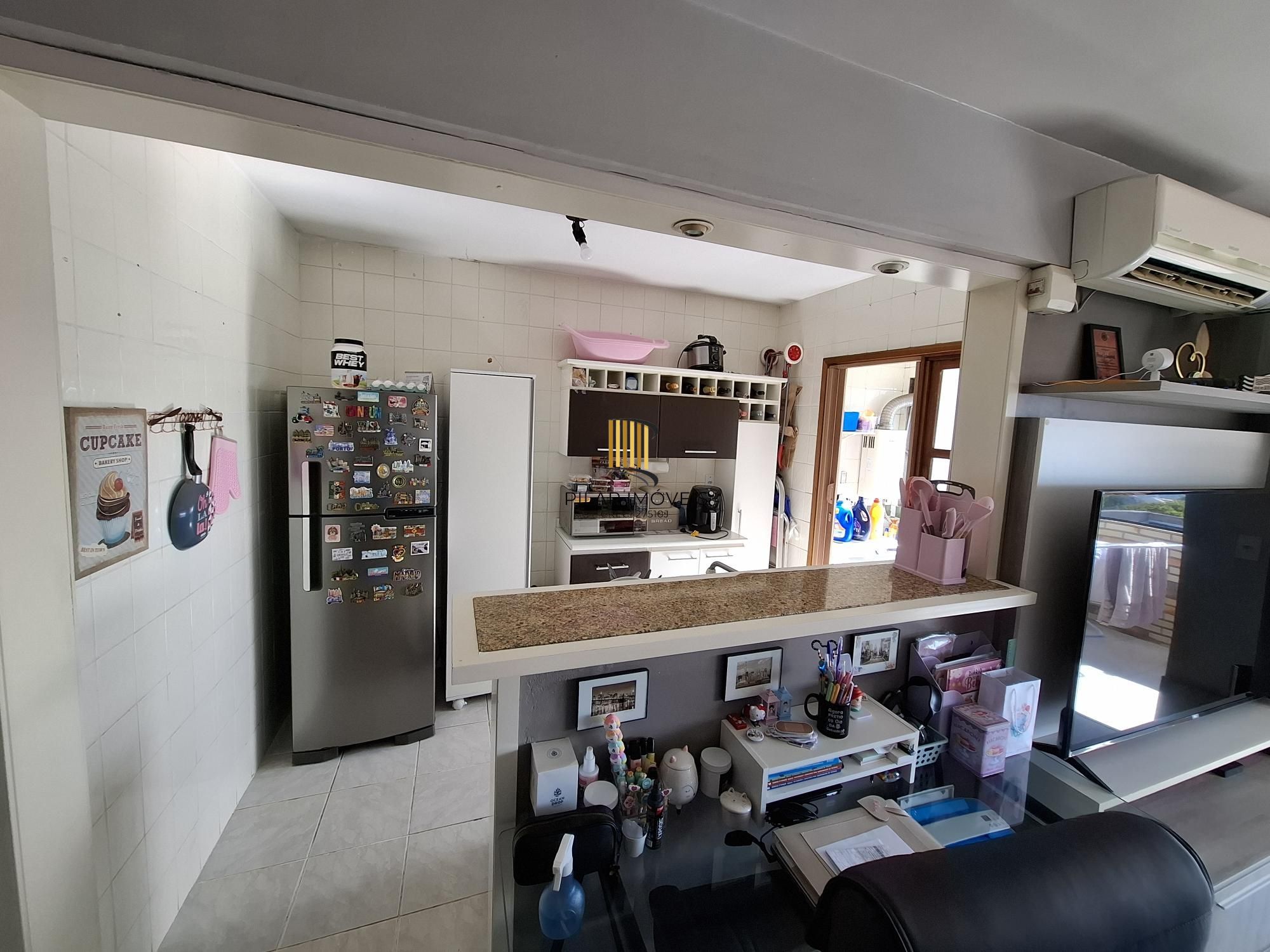 Apartamento amplo de 1 dormitório, 1 vaga, churrasqueira e área de serviço separada.