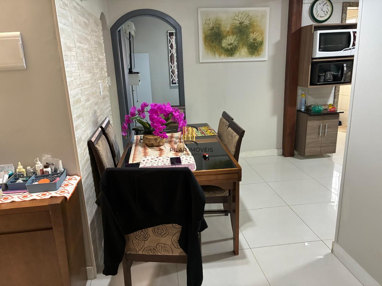 RESIDENCIA NO PARQUE SANTA FÉ RECENTEMENTE REFORMADA COM TRES DORMITORIOS, ESCRITORIO, SALÃO DE FESTAS, PISCINA, CHURRASQUEIRA.