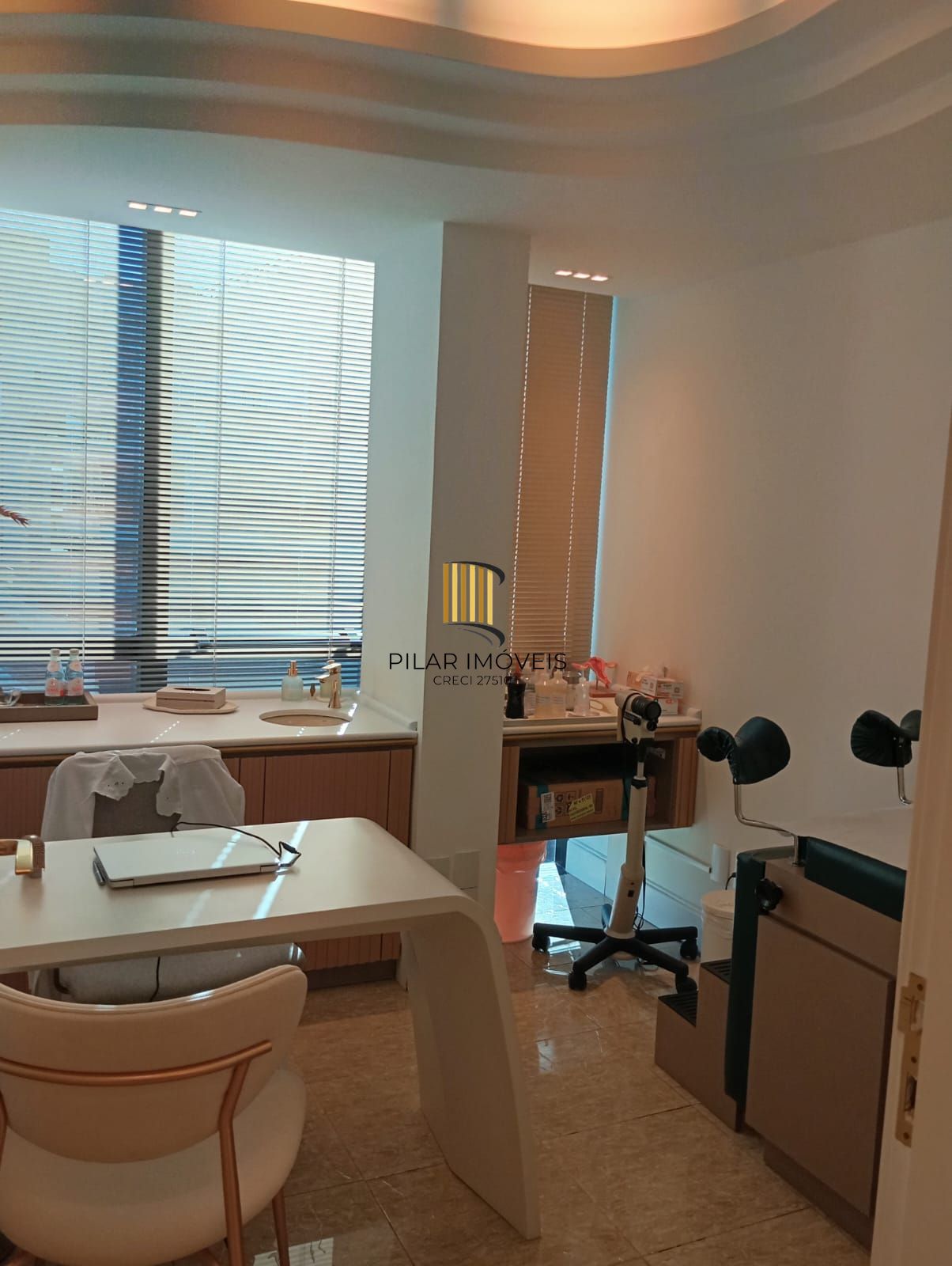 CLÍNICA DECORADA COM VISTA PARA O GUAÍBA