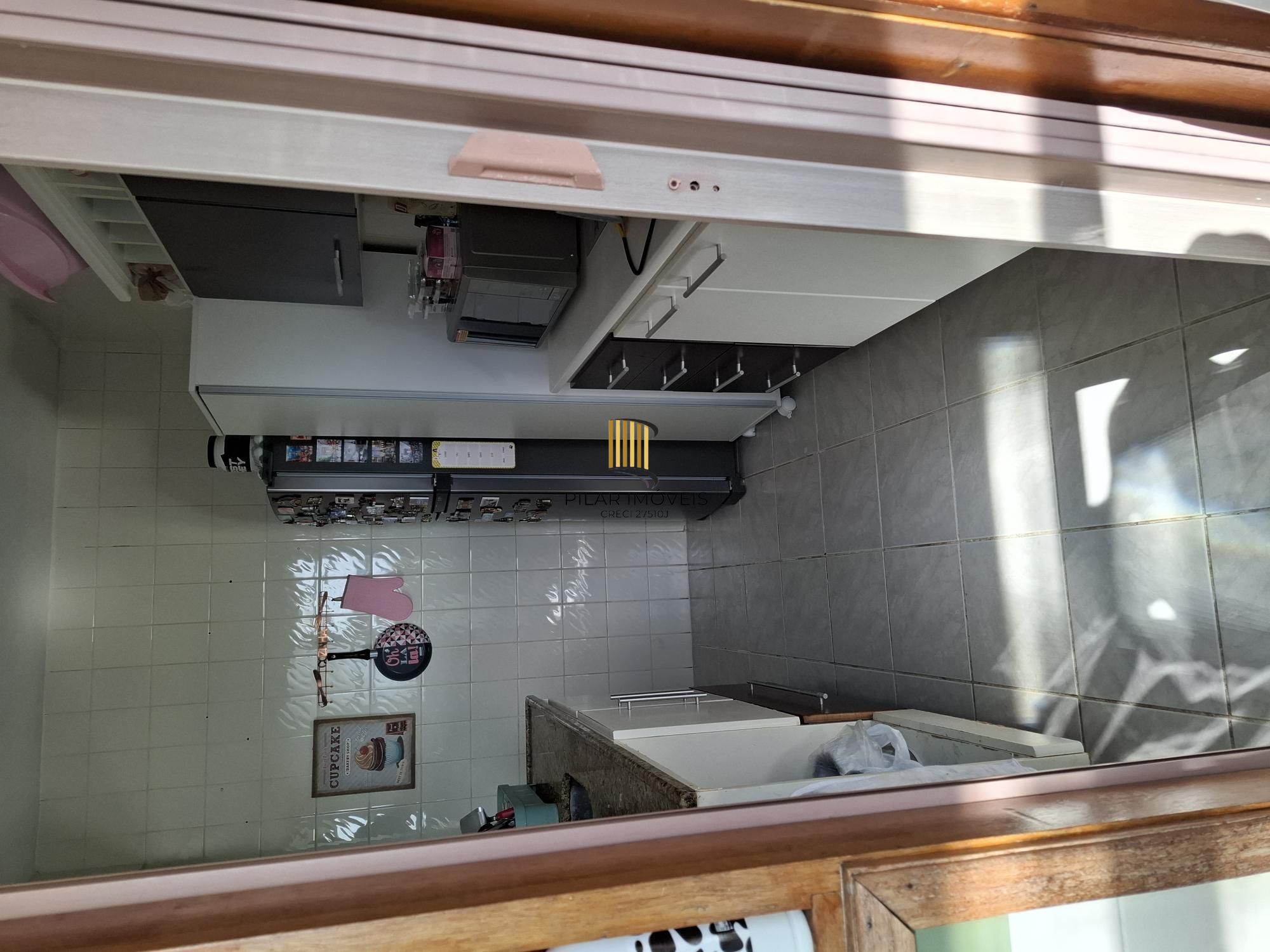 Apartamento amplo de 1 dormitório, 1 vaga, churrasqueira e área de serviço separada.