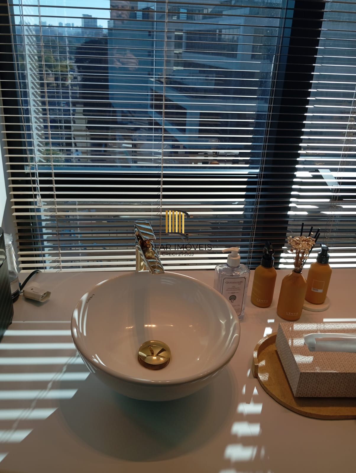 CLÍNICA DECORADA COM VISTA PARA O GUAÍBA