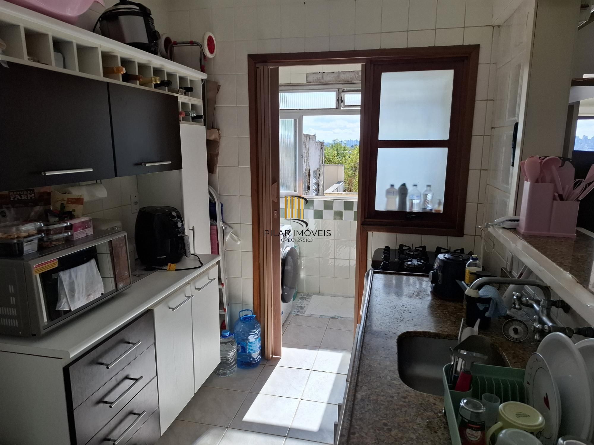 Apartamento amplo de 1 dormitório, 1 vaga, churrasqueira e área de serviço separada.