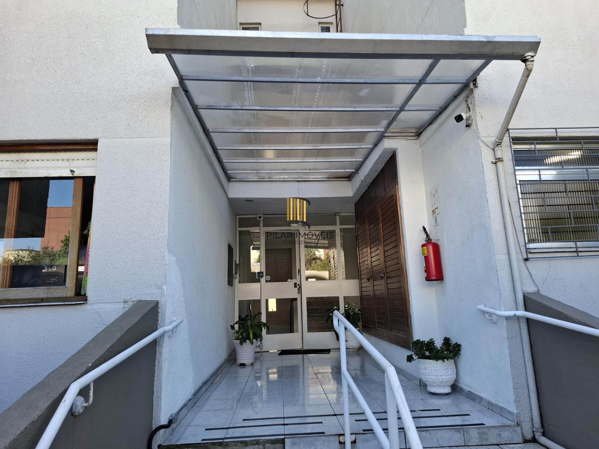 Apartamento amplo de 1 dormitório, 1 vaga, churrasqueira e área de serviço separada.