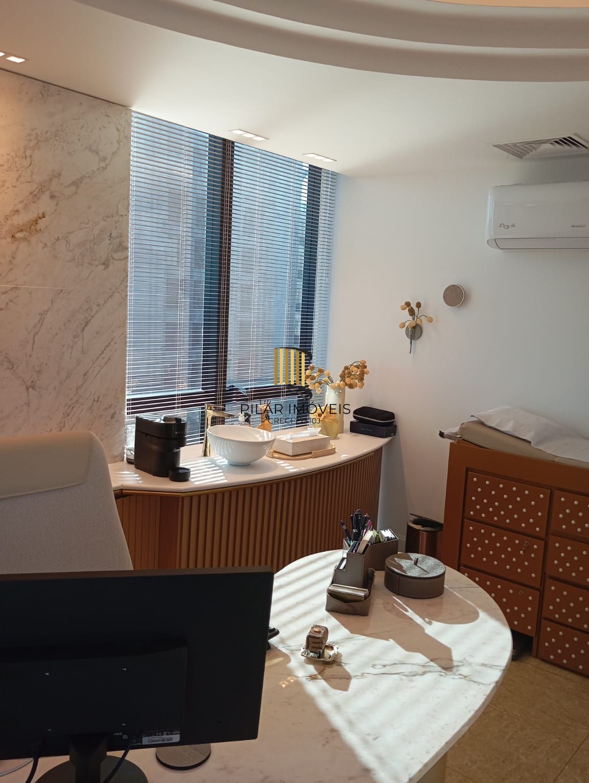 CLÍNICA DECORADA COM VISTA PARA O GUAÍBA