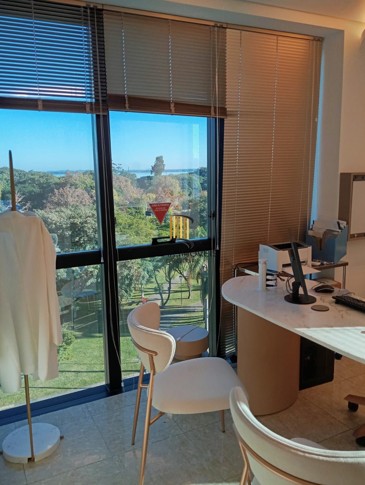CLÍNICA DECORADA COM VISTA PARA O GUAÍBA