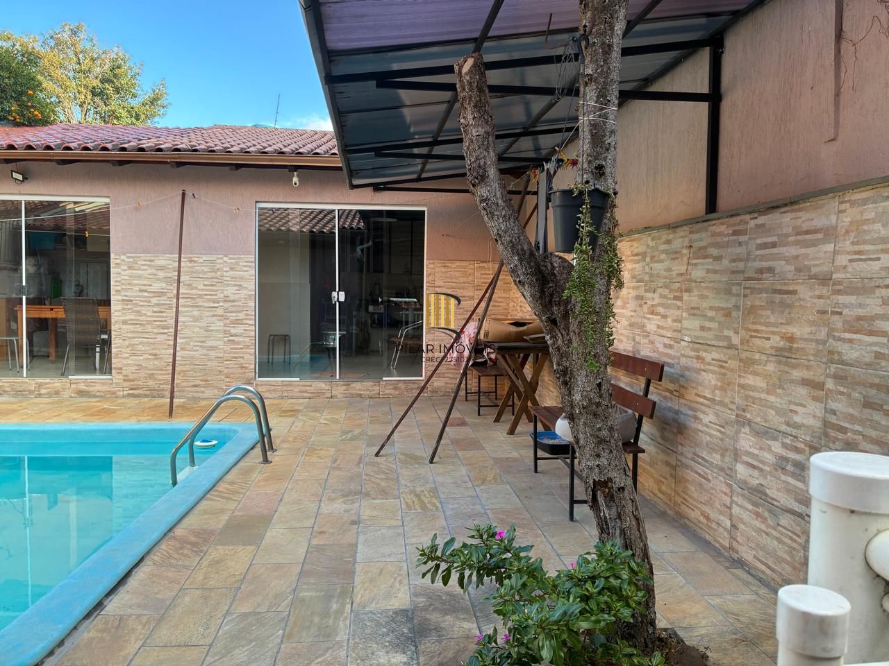 RESIDENCIA NO PARQUE SANTA FÉ RECENTEMENTE REFORMADA COM TRES DORMITORIOS, ESCRITORIO, SALÃO DE FESTAS, PISCINA, CHURRASQUEIRA.