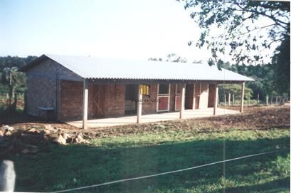Espetacular Sitio com Tres Casas sendo uma de 500m2 de tijolos a vista e duas de madeira todas com 3 dormitorios garagem para 8 veiculos