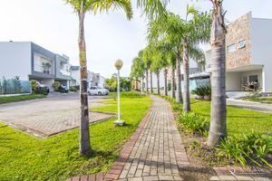 CASA EM CONDOMINIO COM 4 DORMITÓRIOS E DUAS VAGAS COBERTAS NO 