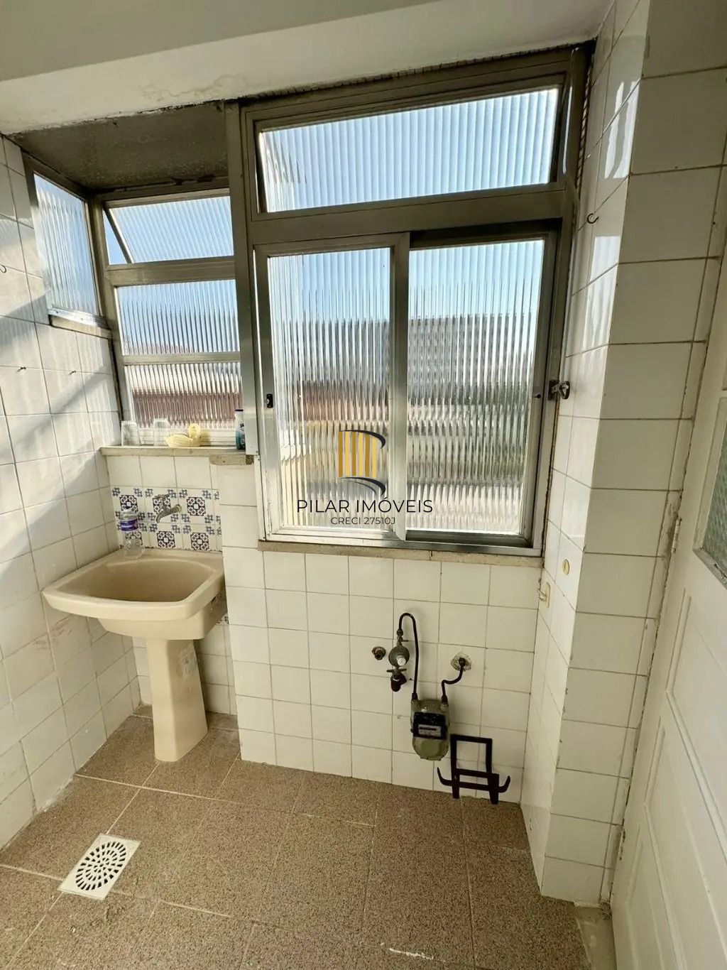 Excelente apartamento 2 quartos 1 vaga de garagem escriturada prédio com elevador a venda no bairro Menino Deus,